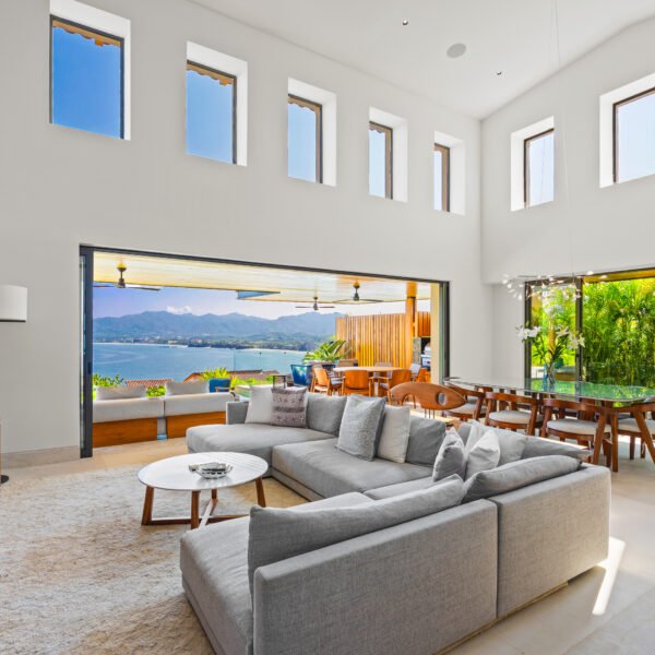 Living area / dining table